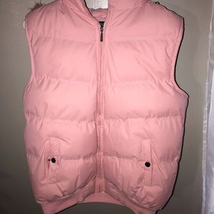 Puffer jacket in the color pink with no sleeves